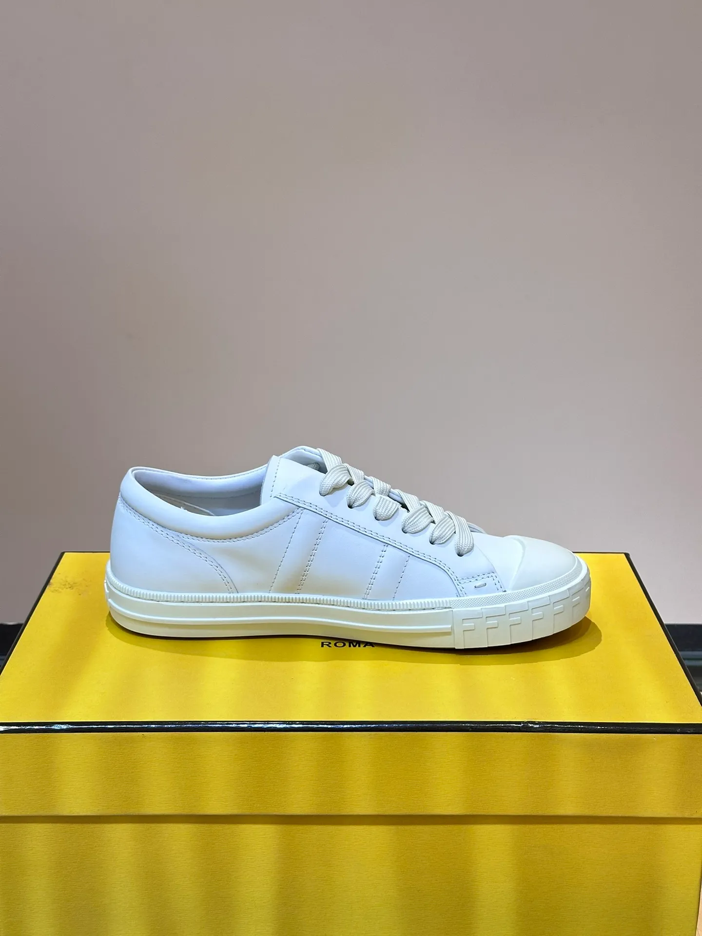 Men's Men's Shoes 💰380 [New Style] 🍿🍿Fendi Fendi Casual Sneakers Skateboard Shoes, the new Domino sneakers have become a favorite shoe. For those who want to create a simple and FENDI-characteristic look, this shoe is the perfect choice. Because this sneaker is one of the most cost-effective among FENDI's entry-level sneakers, it provides a great opportunity to attract and attract all customers who love easy and comfortable everyday sneakers. Size: 38-45 (men’s size 38.45 customized)